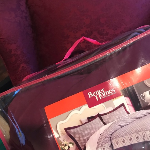 Queen comforter set with throw pillows - Picture 6 of 7